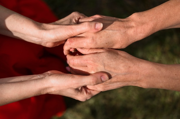 Foto gratuita tenersi per mano degli amici del primo piano