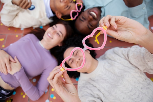 Foto gratuita amici ravvicinati che fanno festa insieme