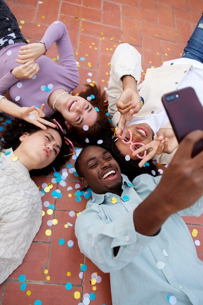 Amici ravvicinati che si fanno selfie