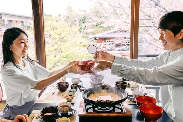 Foto gratuita chiudere gli amici con cibo delizioso