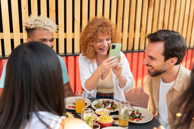 Foto gratuita chiudi gli amici con il telefono