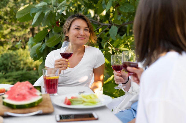 Foto gratuita chiudi gli amici con il vino