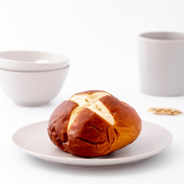 Foto gratuita pane al forno di vista frontale del primo piano sul piatto bianco