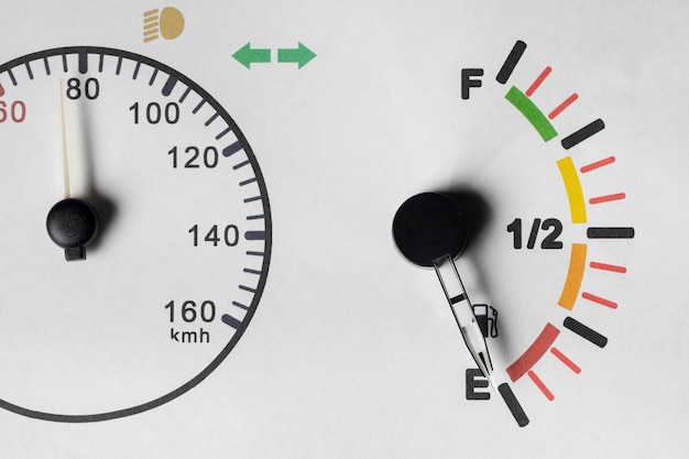 Foto gratuita prossimo piano del misuratore del livello di carburante nel veicolo