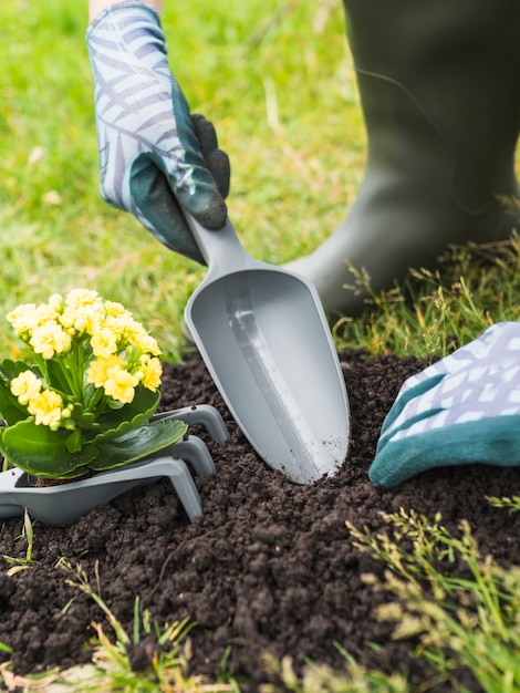 정원사 삽으로 흙을 파고의 클로즈업