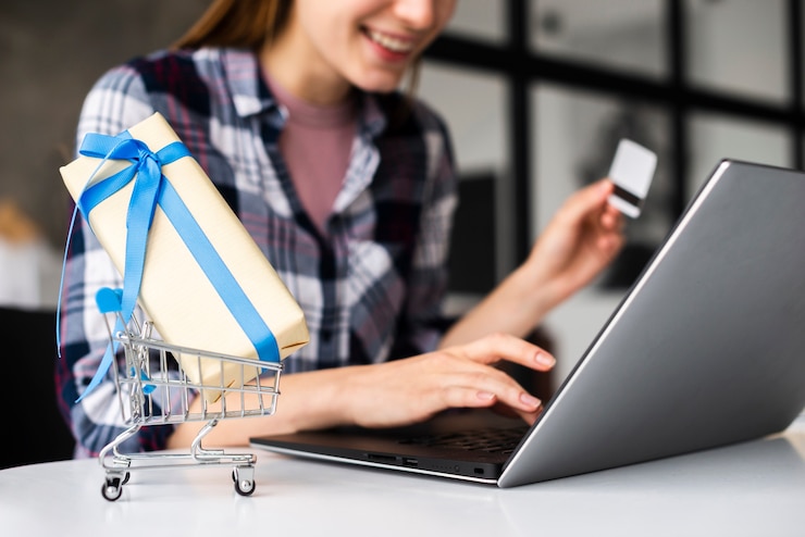 Free Photo close-up gift box in mini shopping cart