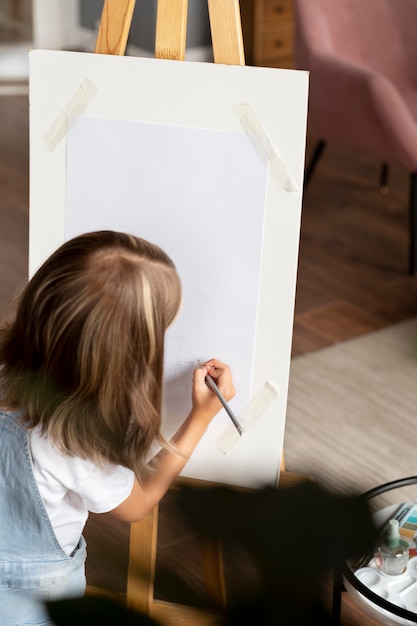 Free photo close up girl being artist