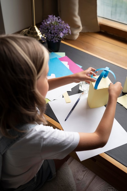 Foto gratuita ragazza ravvicinata che è creativa con la carta