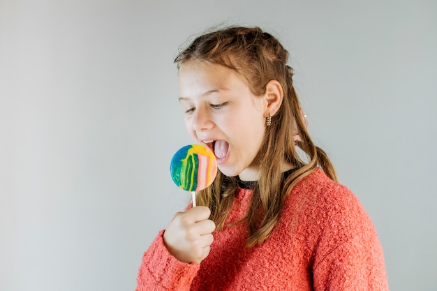 Foto gratuita primo piano di una ragazza che mangia la lecca-lecca