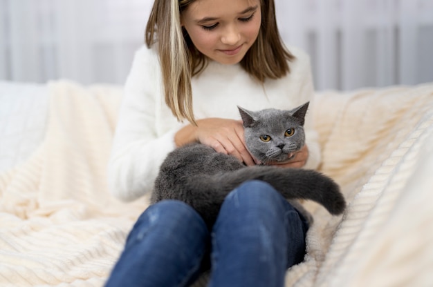 Free photo close up girl holding cat