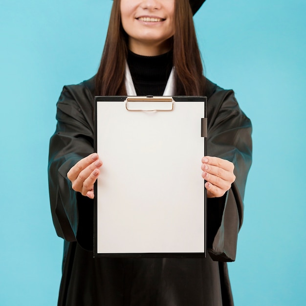 Free photo close-up girl holding clipboard