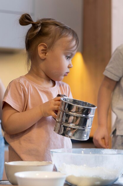 Tazza della holding della ragazza del primo piano