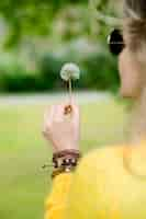 Free photo close-up girl holding dandelion