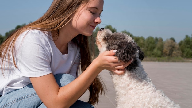 犬の頭を保持しているクローズアップの女の子