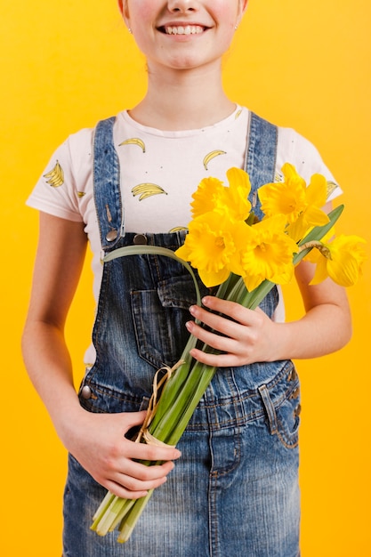 Free photo close-up girl holding flowers