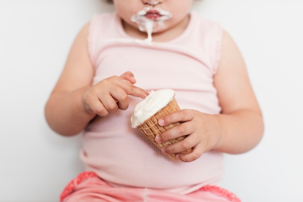 Free photo close-up girl holding an ice cream