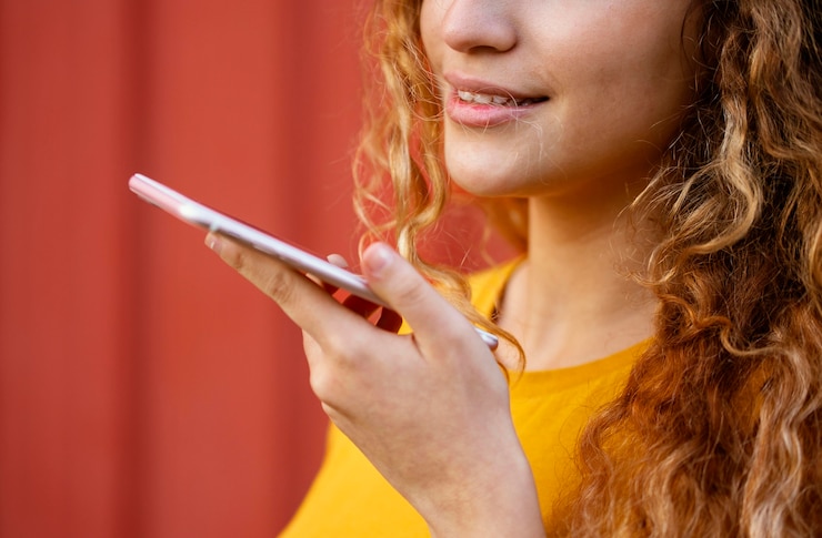 Free Photo close-up girl holding smartphone