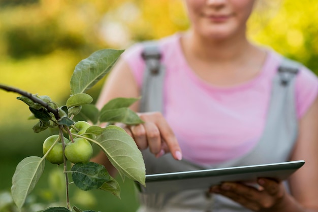 Free photo close-up girl holding tablet