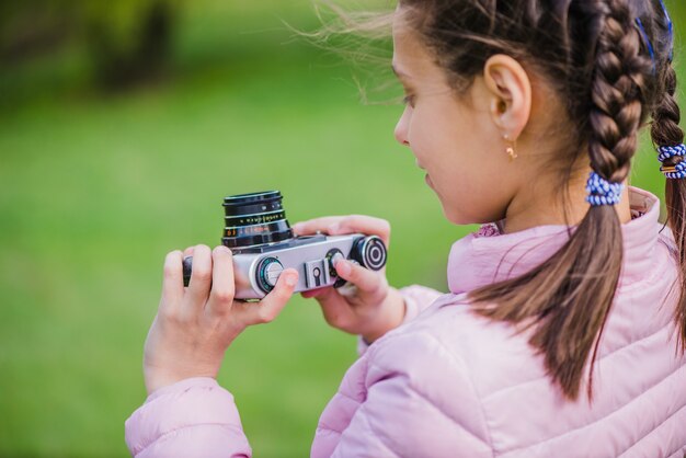 彼女のカメラを見て少女のクローズアップ