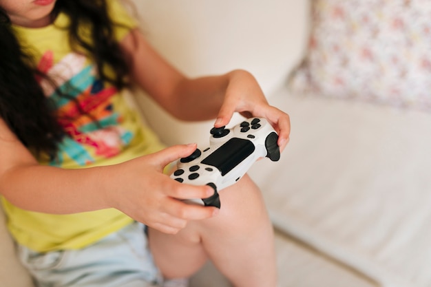 Бесплатное фото Крупным планом девушка играет с контроллером