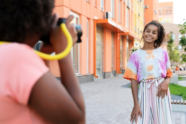 Foto gratuita ragazza ravvicinata in posa all'aperto