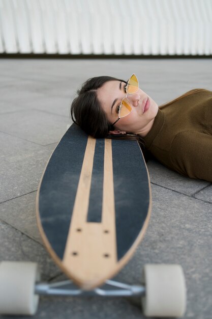 Макро девушка позирует с скейтборд