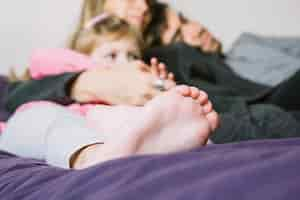 Free photo close-up of a girl's feet on bed