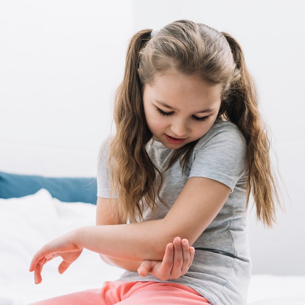 Free photo close-up of a girl touching her elbow with hands