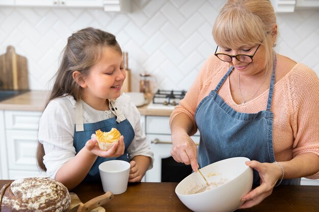 女性の料理人を見ている女の子をクローズアップ