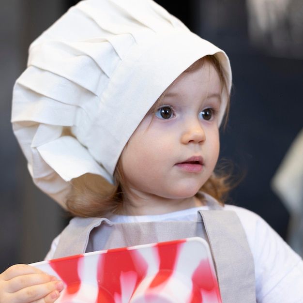 Free photo close-up girl wearing cook clothes