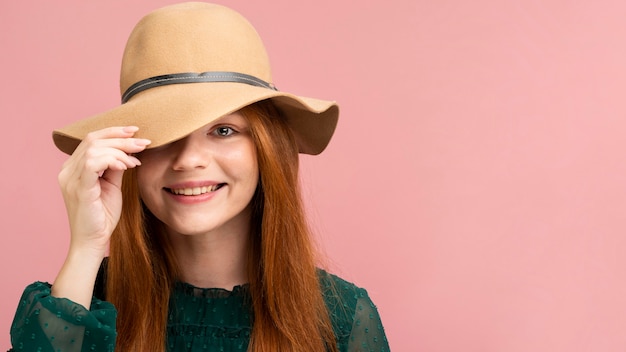 Foto gratuita ragazza del primo piano che porta cappello sveglio