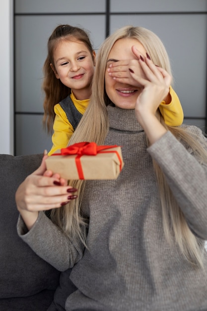 Foto gratuita primo piano sulla ragazza con sua madre