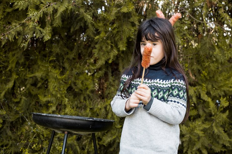 Free Photo close-up of a girl with sausage