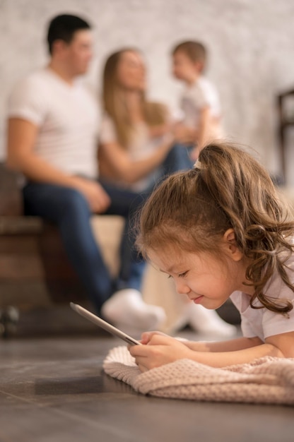 Foto gratuita ragazza del primo piano con il tablet