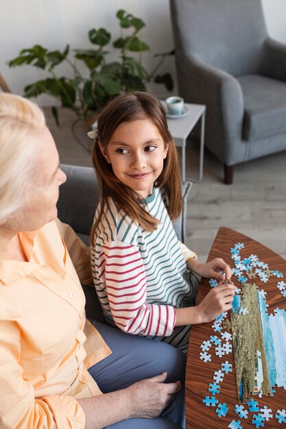 パズルで女の子と女性をクローズアップ