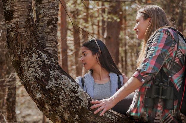 Foto gratuita primo piano di ragazze guardando qualcosa all'aperto