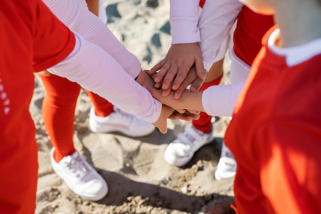 Chiuda sulle ragazze che uniscono le mani