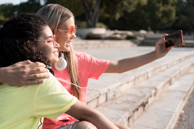 Ragazze del primo piano che prendono selfie insieme