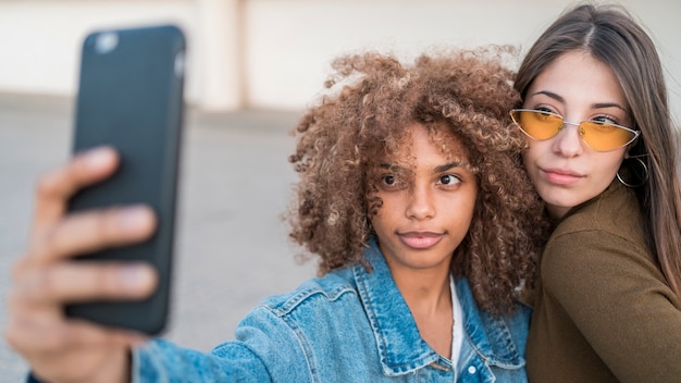 Foto gratuita ragazze del primo piano che prendono selfie