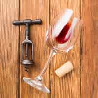 Foto gratuita chiuda sul vetro di vino rosso su fondo di legno
