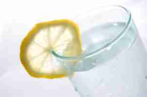 Free photo close-up of glass of water with a slice of lemon