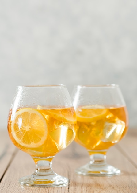 Крупный план стаканов, наполненных лимонным напитком