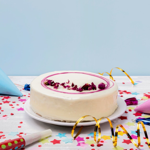 Free photo close-up glazed cake on table