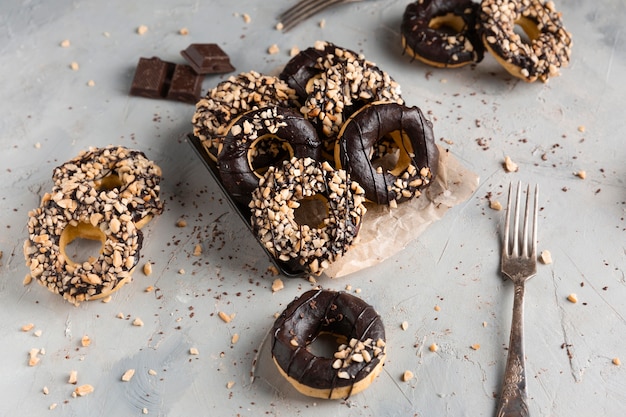 Free photo close-up glazed donuts