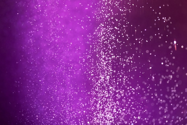 Крупным планом на блестящей фиолетовой ткани