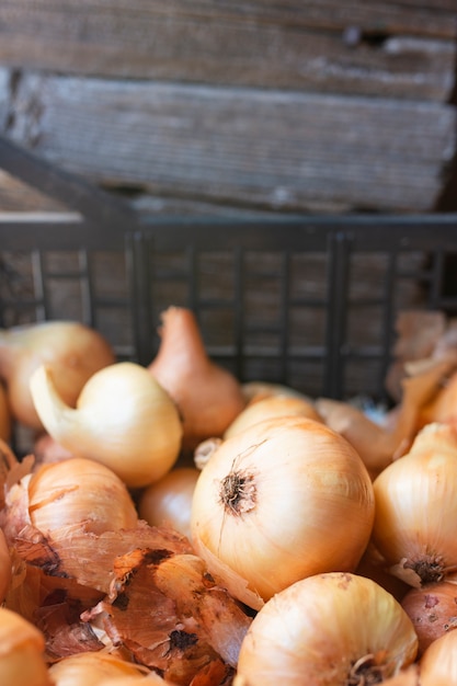 Free photo close-up golden onions in a basket