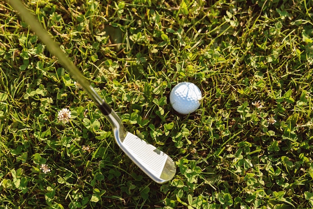 Крупный план мяча для гольфа с клюшкой для гольфа