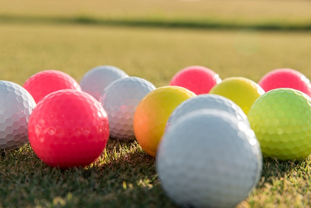 Free photo close-up golf balls