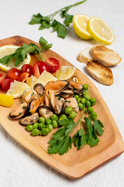 Free photo close-up gourmet food with mussels and parsley