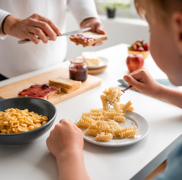 パスタを食べる孫をクローズアップ